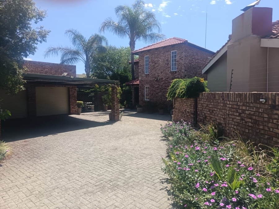 4 Bedroom Property for Sale in Roylglen Gardens Northern Cape